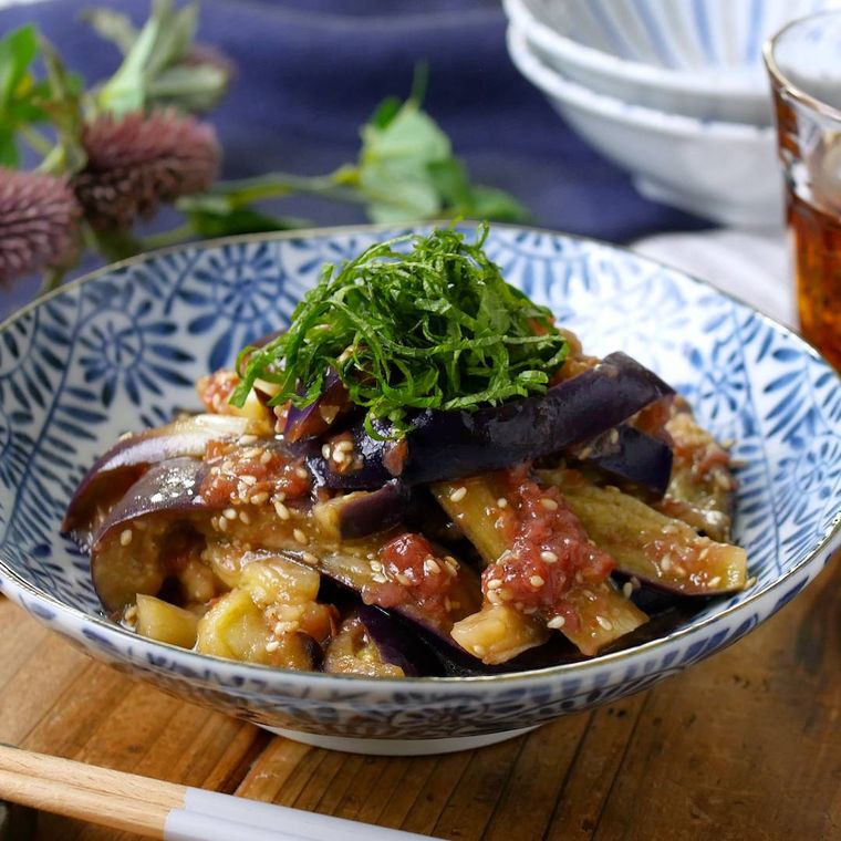 なすの梅肉和えが和風の皿に盛り付けられているところ