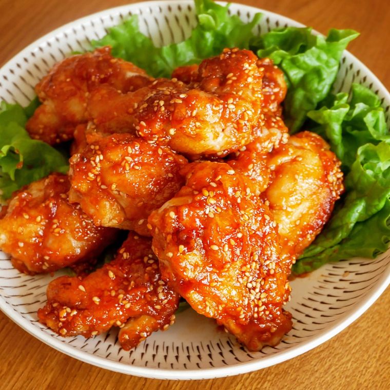 白い器に盛りつけられたヤンニョムチキン