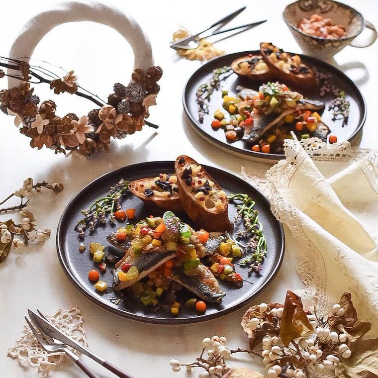 皿に盛りつけられた、野菜のバルサミコソース添えさんまのソテー