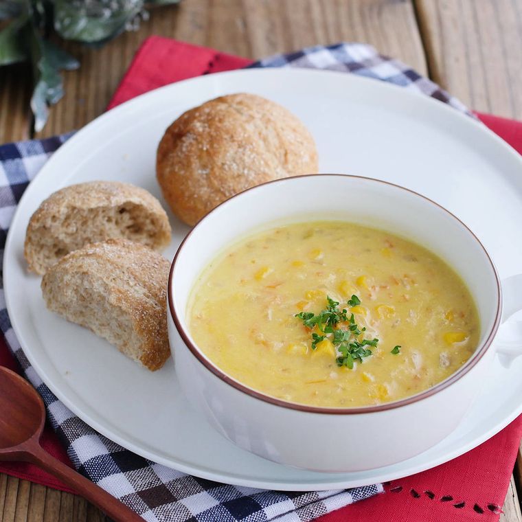 白いスープカップに入っているコーン缶と牛乳のミルクスープ