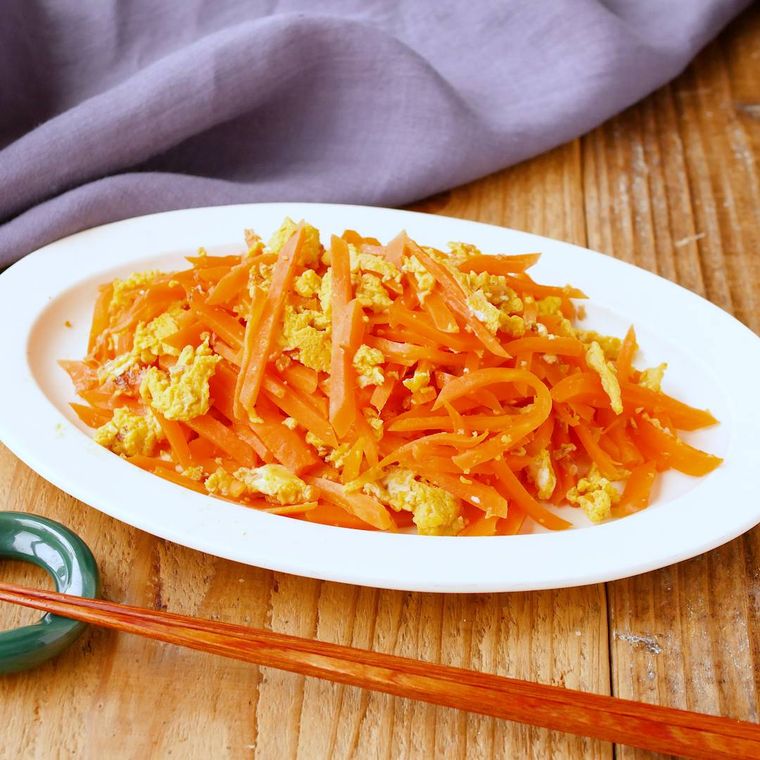 白い平皿に盛り付けたレンジで作るにんじんしりしり