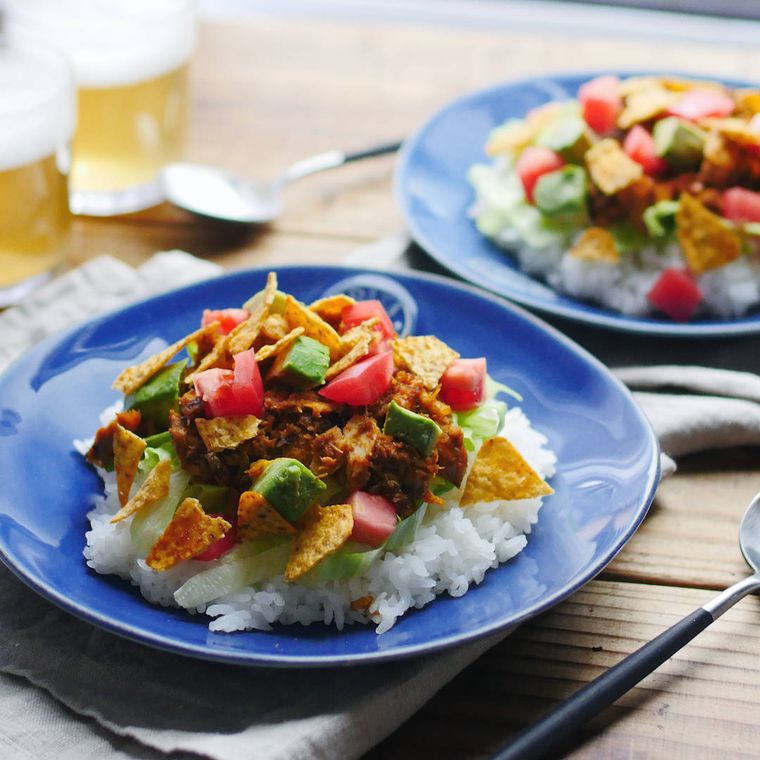 青い皿に盛り付けたさば缶タコライス