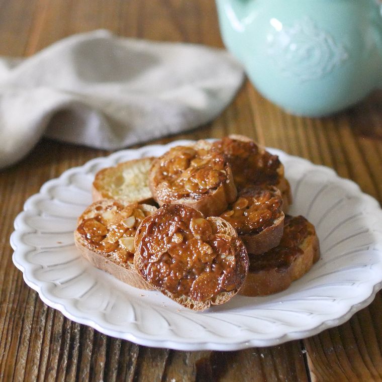 白い皿に盛り付けられらフロランタン風ラスク