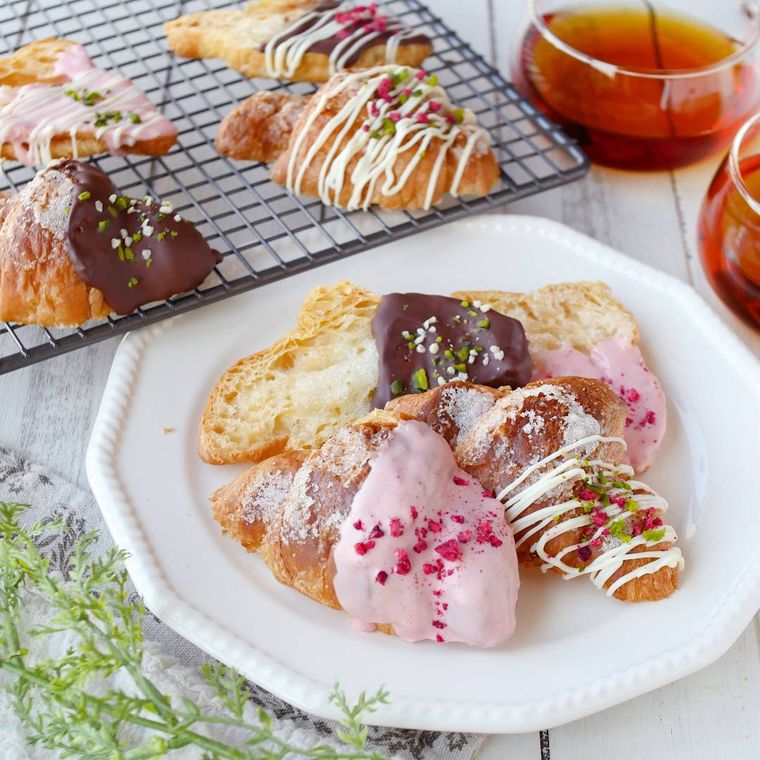 白い器に盛られたクロワッサンラスク