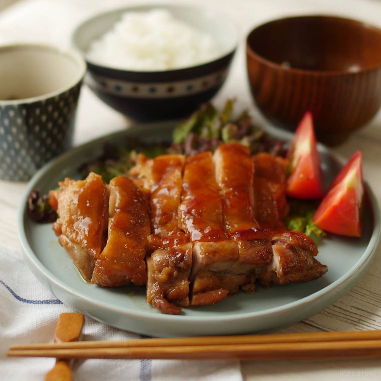 水色の皿に盛られたチキンの照り焼き