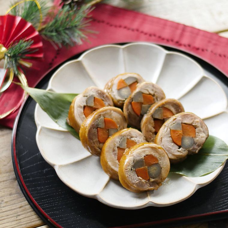 白い花皿に盛られた、レンジで作る鶏もも肉の柚子こしょう八幡巻き