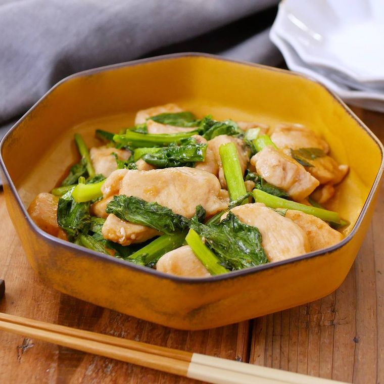 中鉢に盛り付けた、小松菜と鶏むね肉の炒め物