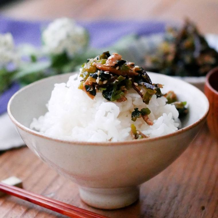 茶碗に盛り付けた白米に、小松菜とツナの塩こんぶふりかけをのせた様子