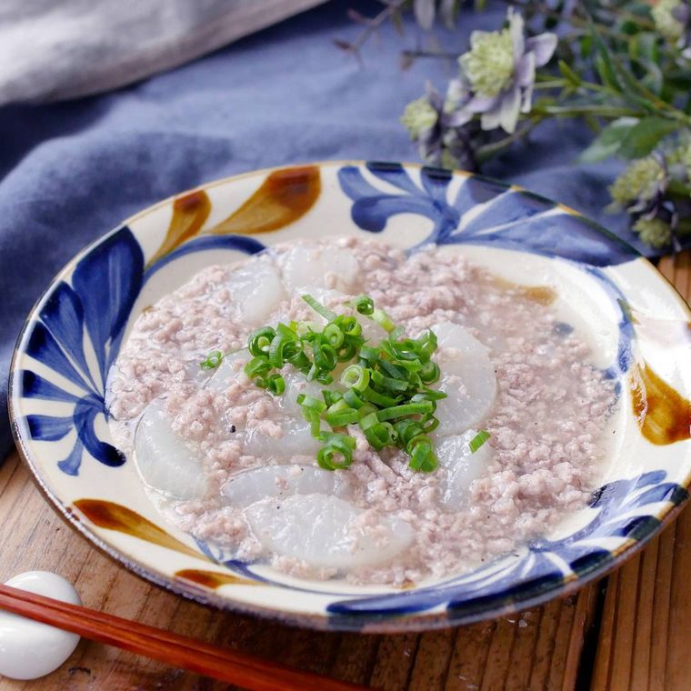 皿に盛られたとろとろ大根と豚ひき肉の旨塩煮