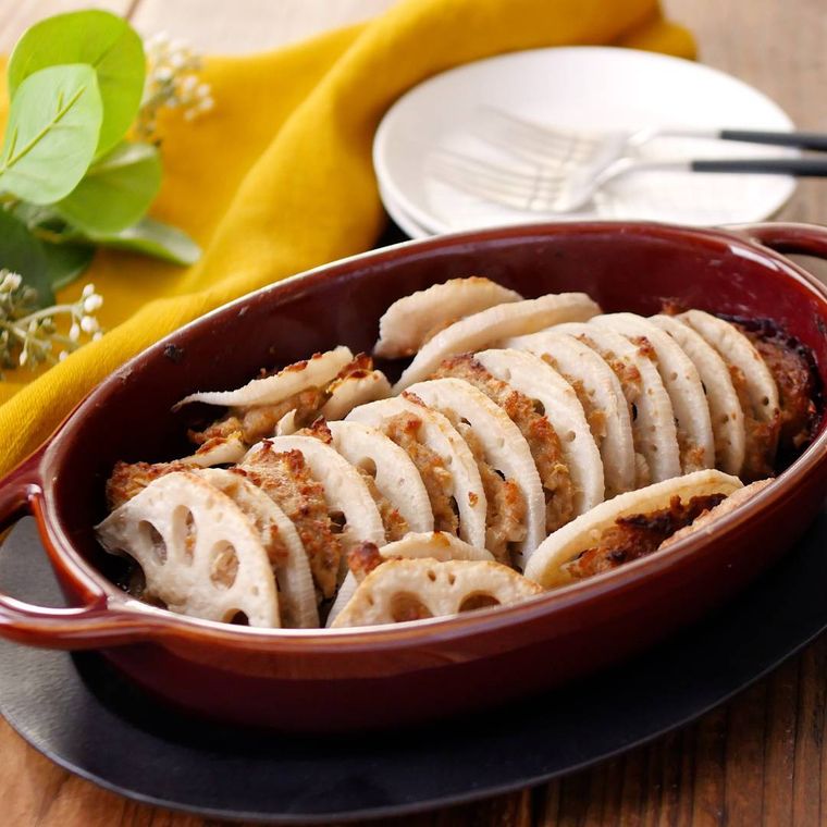 グラタン皿に入ったれんこんと豚ひき肉のはさみ焼き