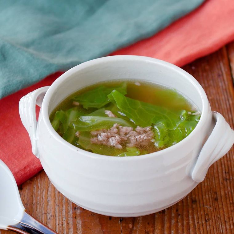 スープカップに入ったキャベツと豚ひき肉の中華スープ