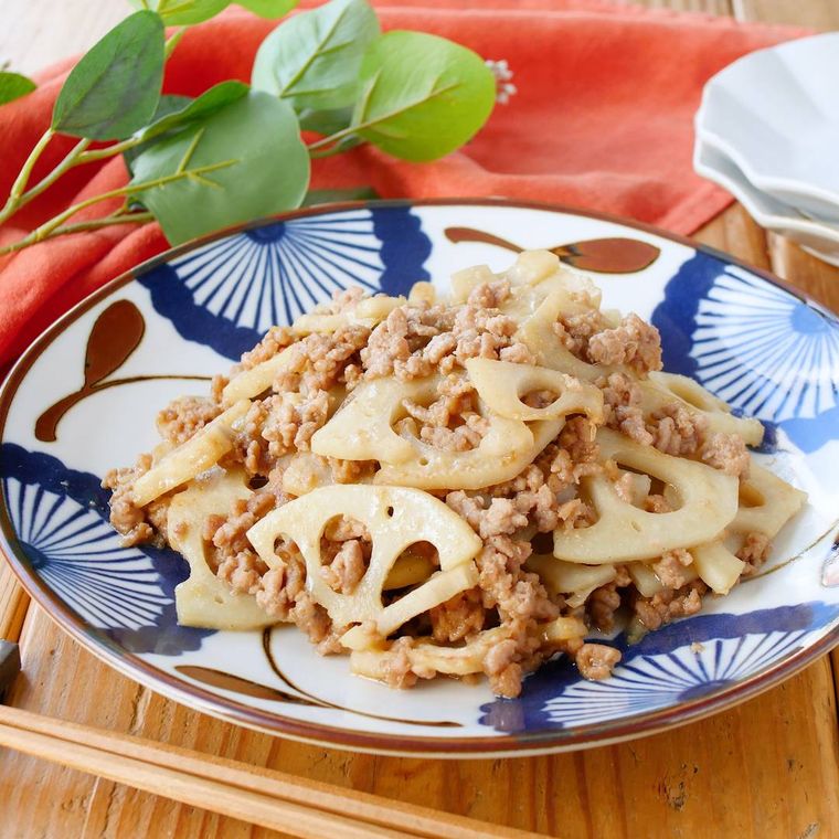 皿に盛られた豚ひき肉とれんこんの甘みそ炒め