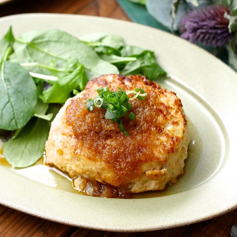 皿に盛られたフライパン1つで作る豆腐と豚ひき肉のハンバーグ