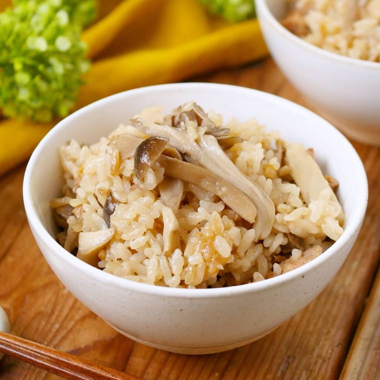茶碗に盛られた豚ひき肉ときのこの炊き込みご飯