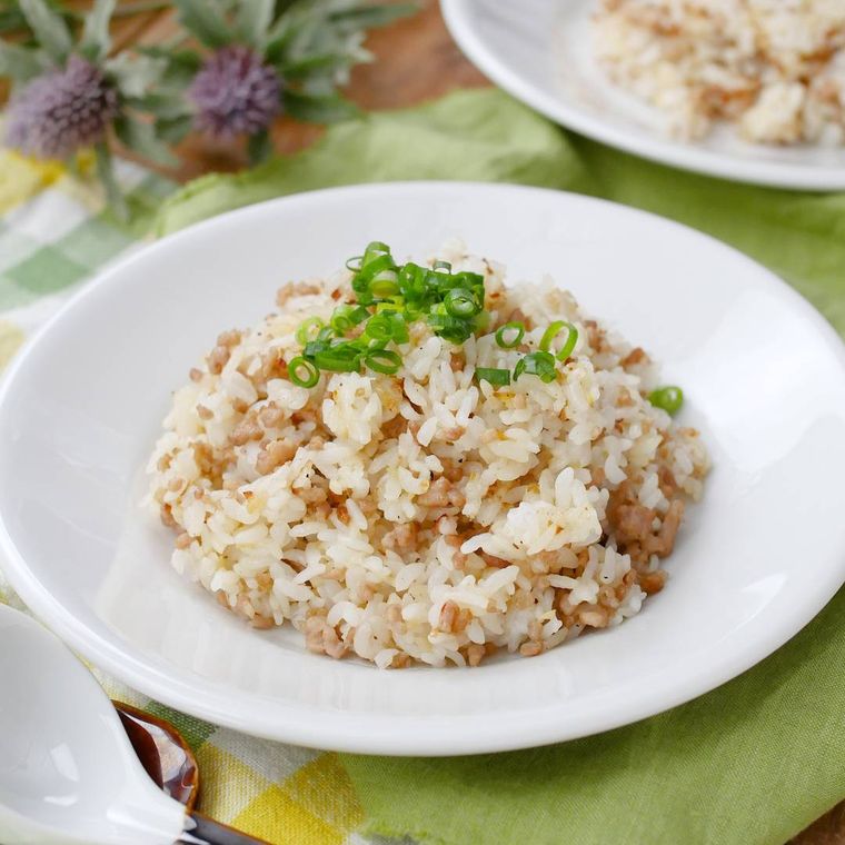 皿に盛られた豚ひき肉のバターガーリックチャーハン