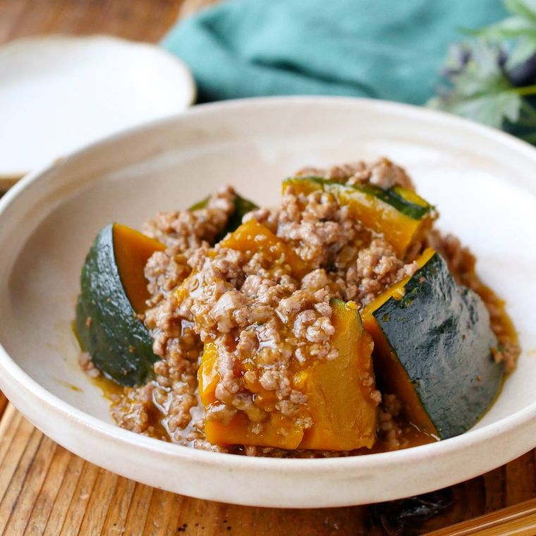 皿に盛られたかぼちゃと豚ひき肉のそぼろ煮