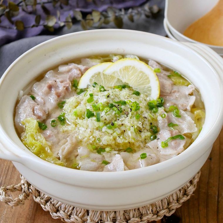 白い土鍋に入っている豚バラ肉と白菜のねぎ塩鍋