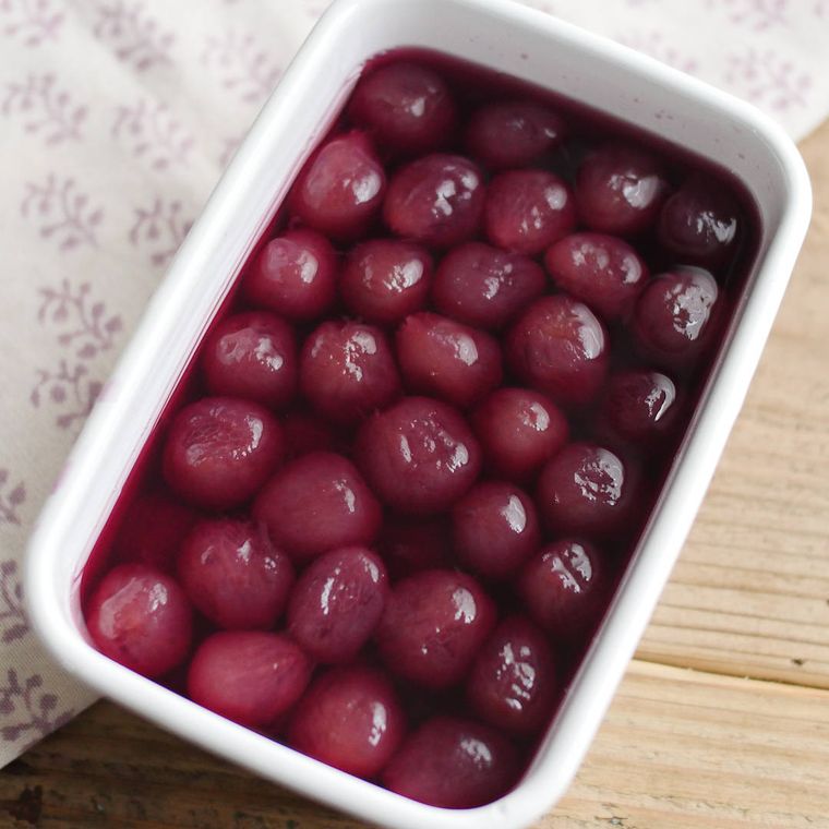 白い保存容器に入ったぶどうのコンポート