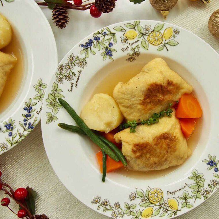 皿に盛り付けられた餅入り油揚げロールキャベツ