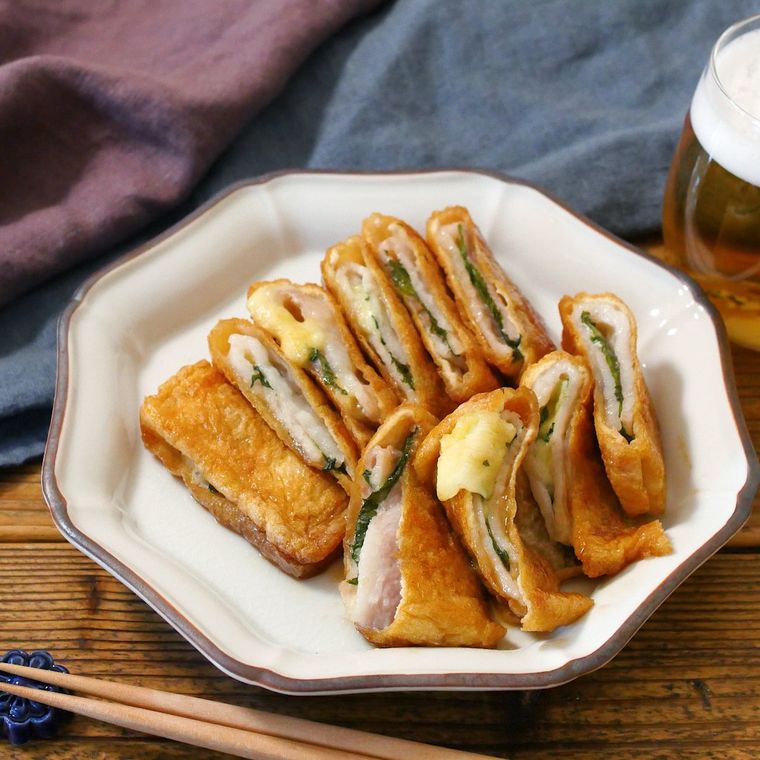 皿に盛り付けられた豚バラ肉と油揚げの照り焼き