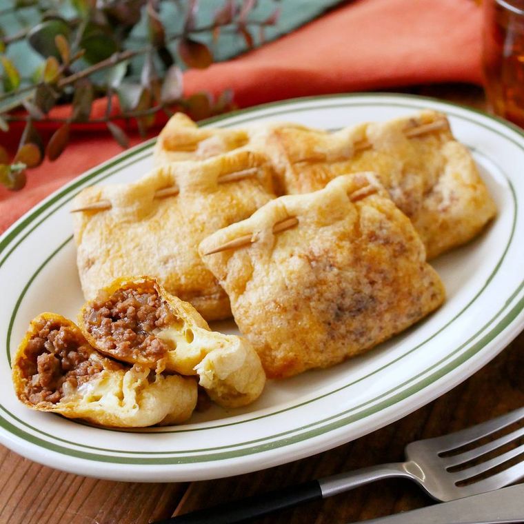 皿に盛り付けられた油揚げのミートパイ風