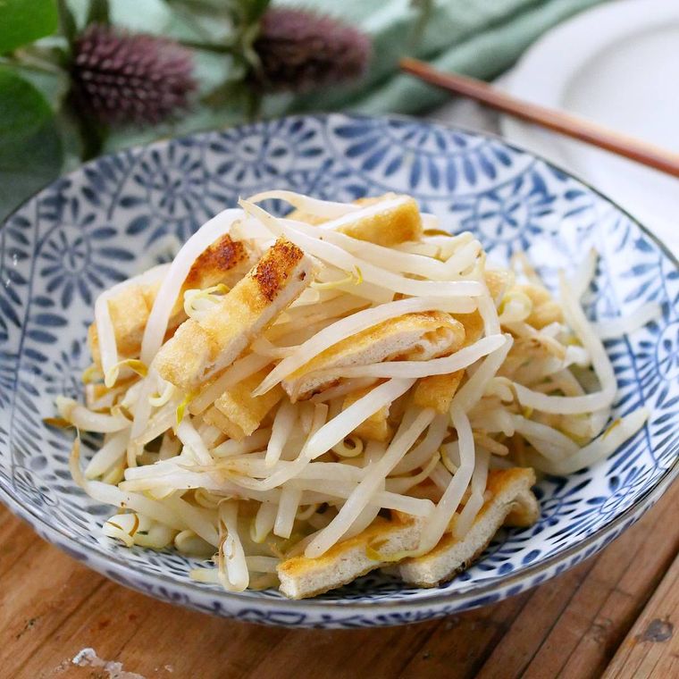 皿に盛り付けられたもやしと油揚げのポン酢しょうゆ和え