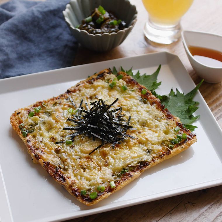 皿に盛り付けられた油揚げの釜揚げしらすピザ