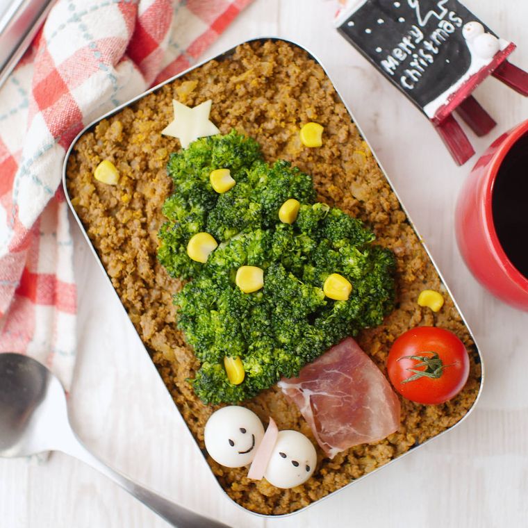 お弁当箱に入った、ブロッコリーツリーのドライカレー弁当