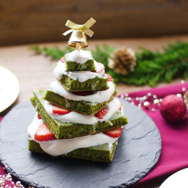 グレーの皿にのった抹茶のクリスマスツリーケーキ