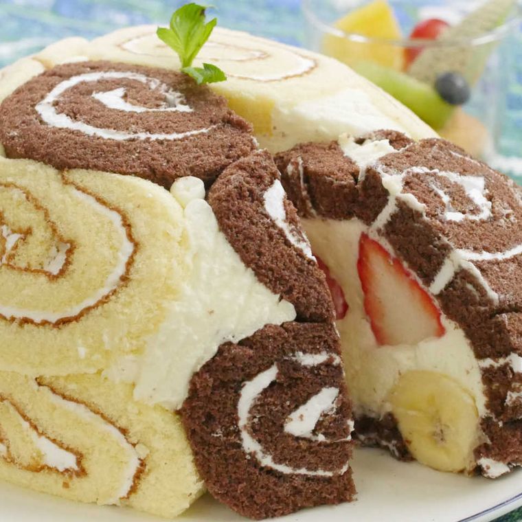 白い皿にのったロールケーキドーム