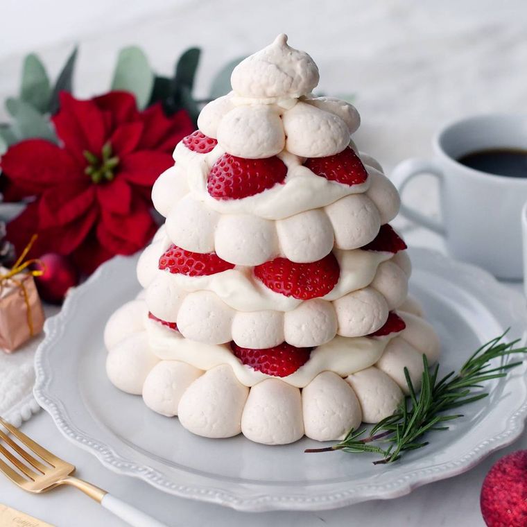 白い皿にのったクリスマスツリーのパブロバ