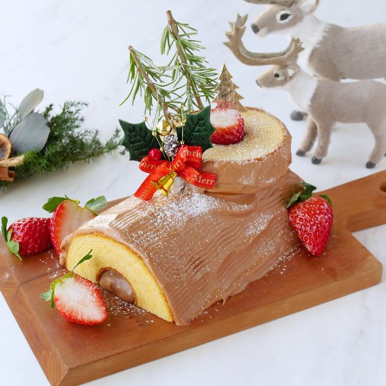 木製のカッティングボードにのったバウムクーヘンでブッシュドノエル