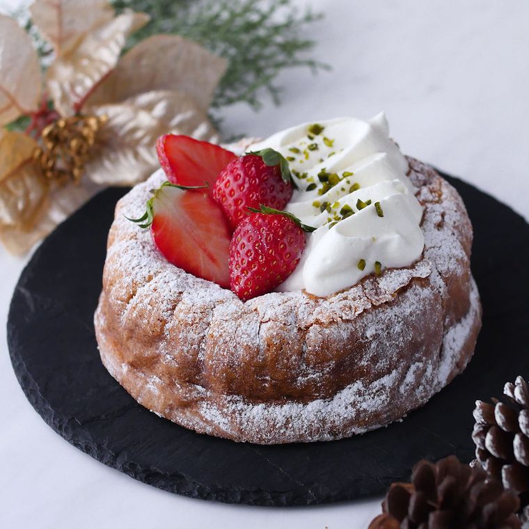 黒い皿に盛られたホワイトチョコのクリスマス風ガトーショコラ