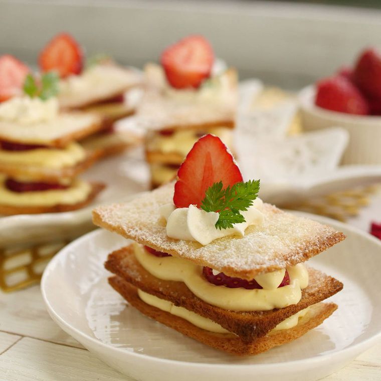 白い皿にのったいちごカスタードのミルフィーユ