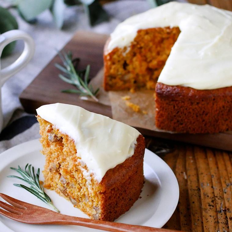 白い皿に盛られた米粉のキャロットケーキ