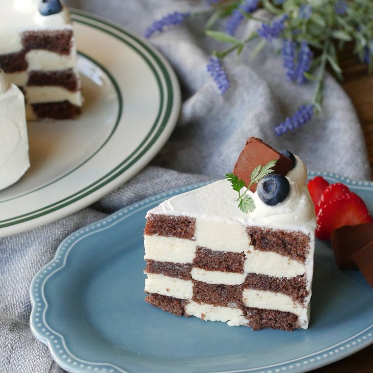 水色の皿に盛られたサンセバスチャン風クリスマスケーキ