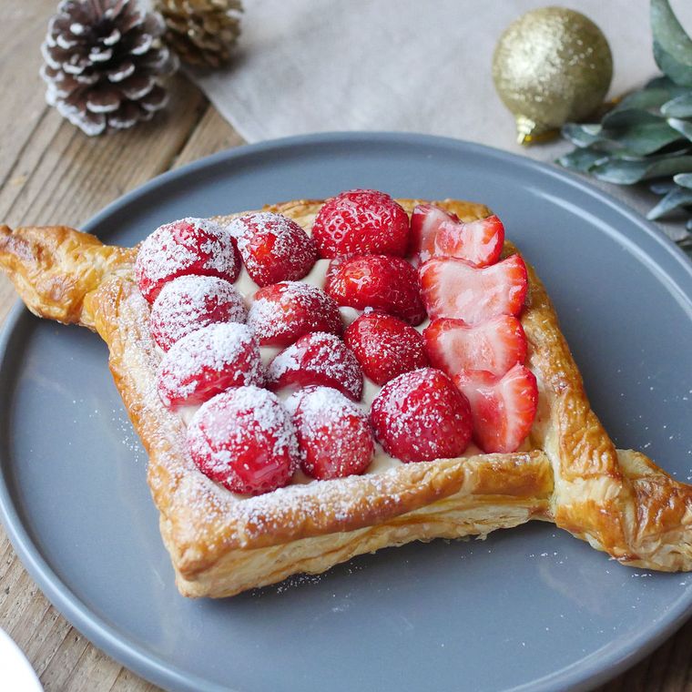 グレーの皿にのったサクサクいちごのクリスマスパイ