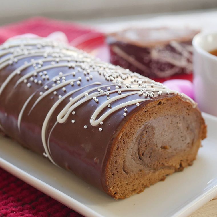 白い皿に盛られたザッハロールケーキ