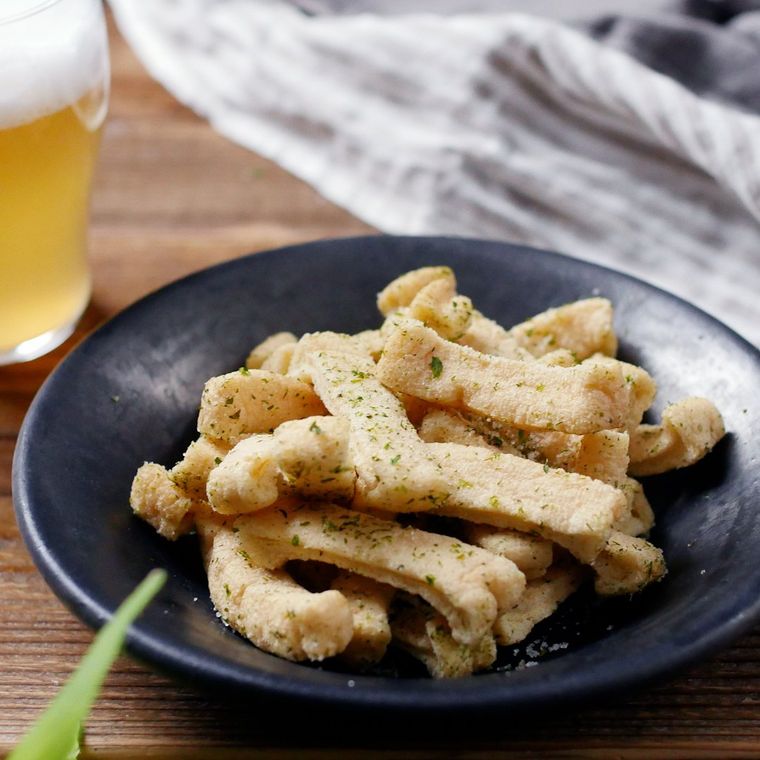 黒い皿に盛られた、油揚げチップス