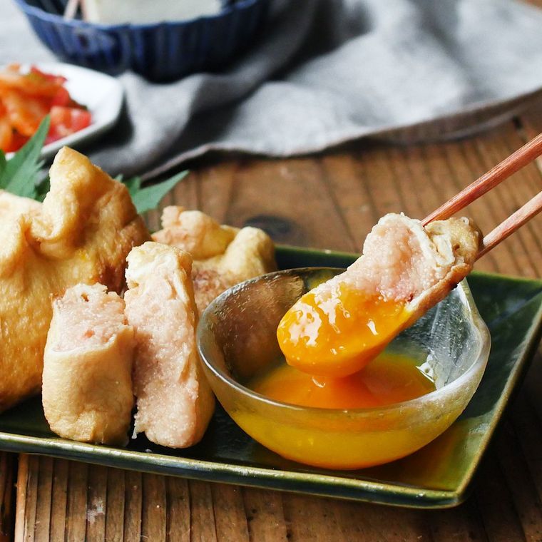 緑色の皿に盛られた、明太とろろの油揚げ巾着