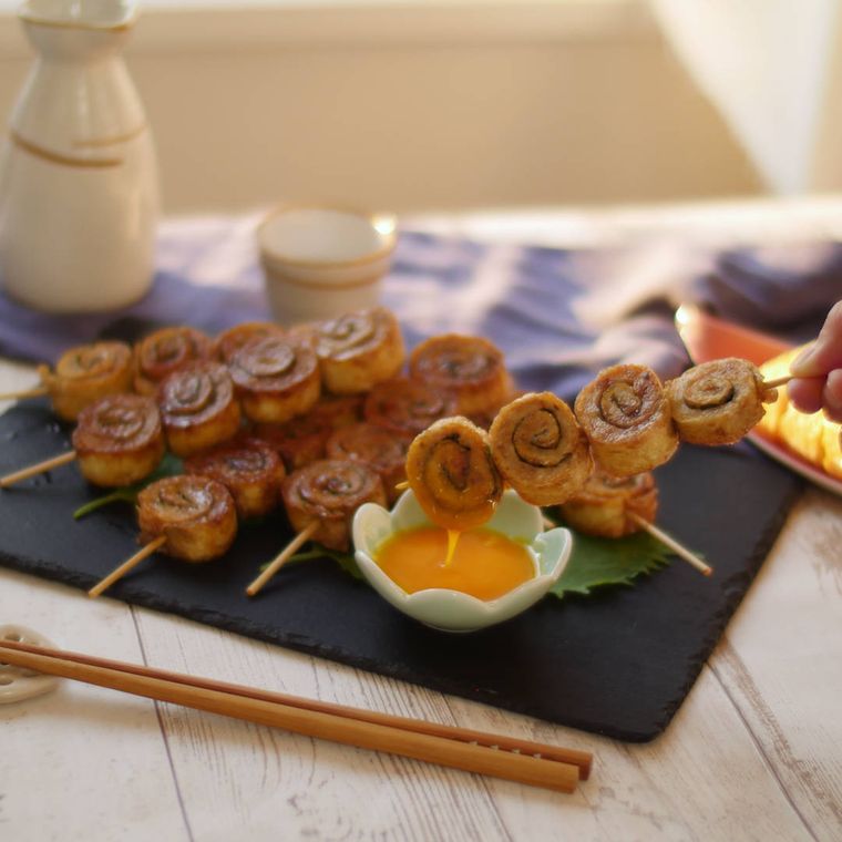 黒いプレートに盛られた、くるくる油揚げつくね