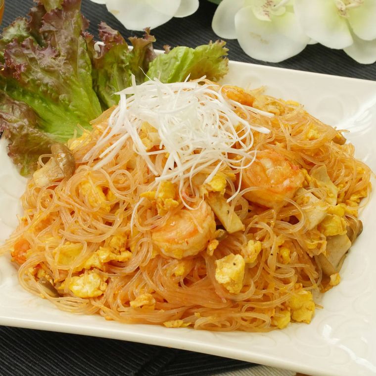 白く四角い皿に盛られた春雨と卵のチリソース煮