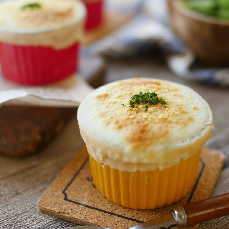 黄色や赤色のココット皿に入った餃子の皮で作るポットパイ