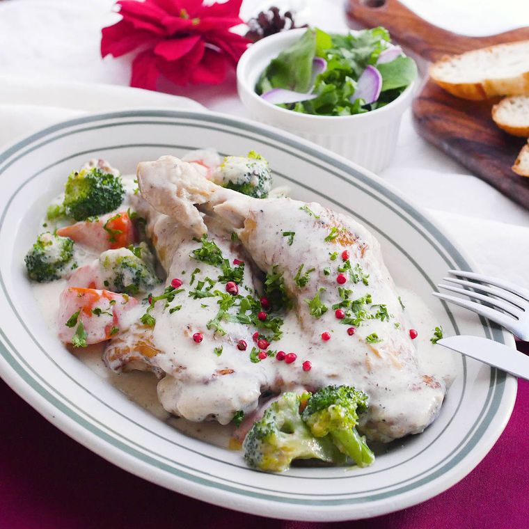 白い皿に盛り付けたチキンのクリーム煮