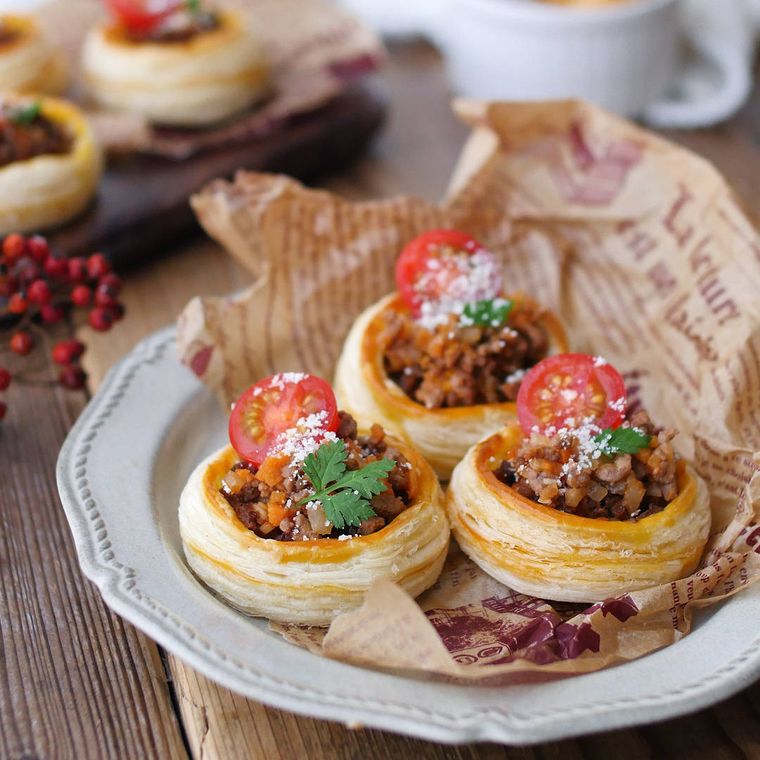 白い皿にのったオープンミートパイ