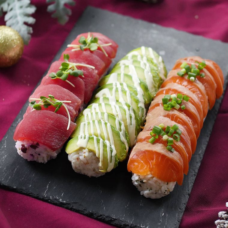 黒いプレートにのった3色のロール寿司