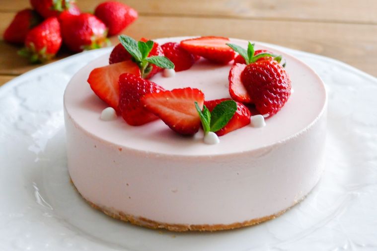 白い皿に盛り付けたいちごレアチーズケーキ