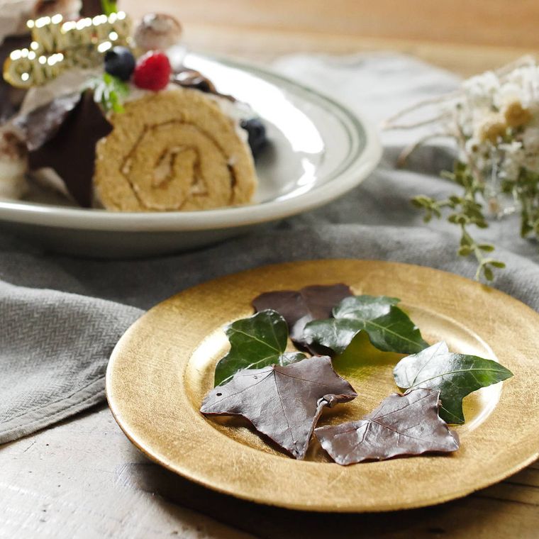 金色の皿に盛り付けられたリーフチョコレート