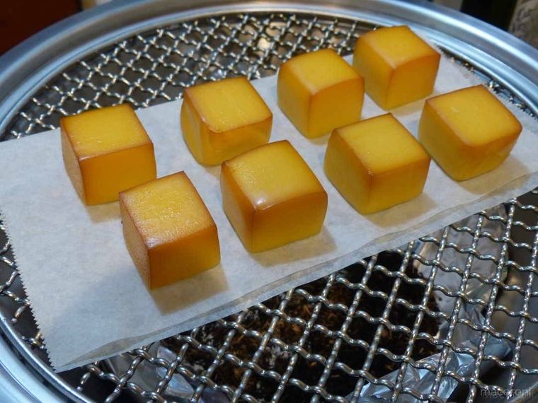 網の上で燻製されたチーズ