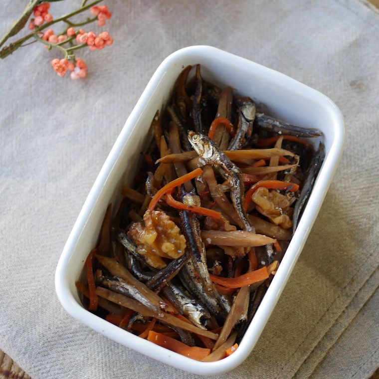 保存容器に入った、ごまめきんぴら